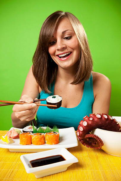 jovem mulher comendo uma refeição de sushi surreal - eyeball human eye animal eye bizarre - fotografias e filmes do acervo