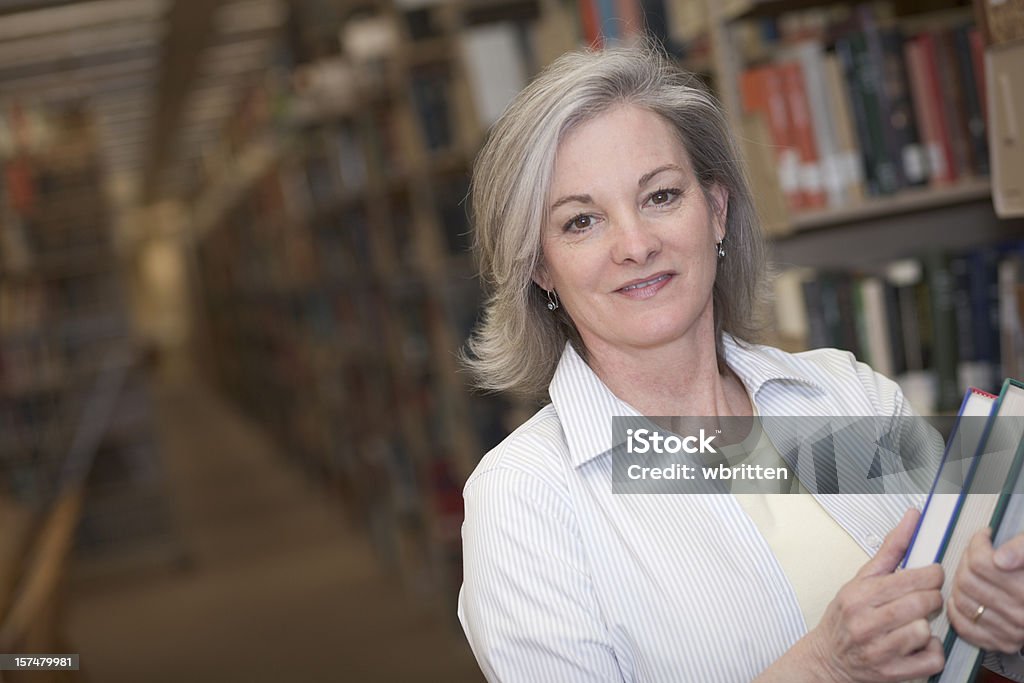 Женщина в библиотеке Series (XXL - Стоковые фото 45-49 лет роялти-фри