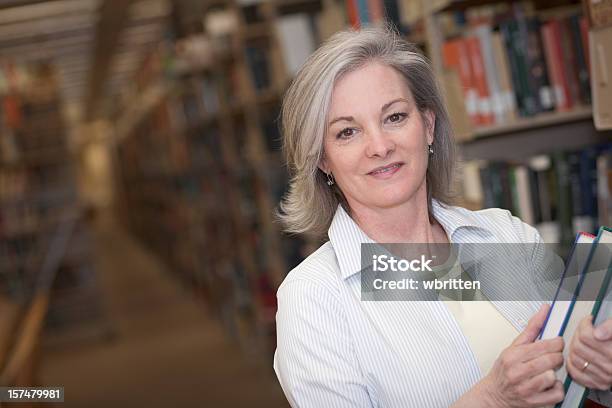 Женщина В Библиотеке Series Xxl — стоковые фотографии и другие картинки 45-49 лет - 45-49 лет, 50-54 года, Библиотека