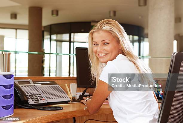 Foto de Recepcionista e mais fotos de stock de Escrivaninha - Escrivaninha, Recepção de hotel, Saguão