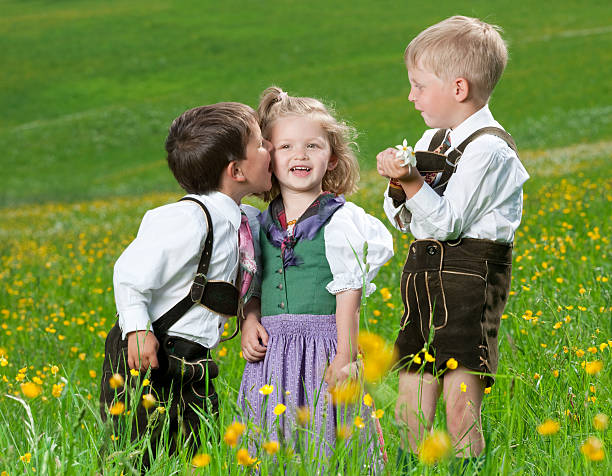 niños susurrantes, permítanme decirles que un secreto - dirndl traditional clothing austria traditional culture fotografías e imágenes de stock