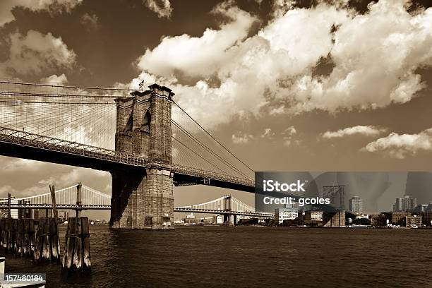 Ponte De Brooklyn Em Sépia - Fotografias de stock e mais imagens de Ponte de Brooklyn - Ponte de Brooklyn, Preto e Branco, Cidade de Nova Iorque