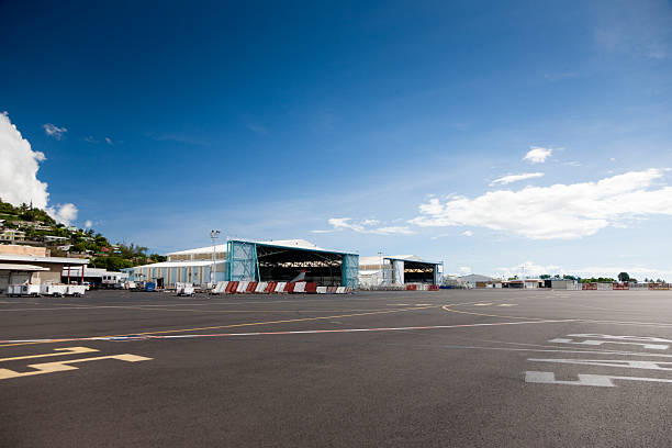 타이티 프랑스령 폴리네시아 파페에테 공항 - runway airport airfield asphalt 뉴스 사진 이미지