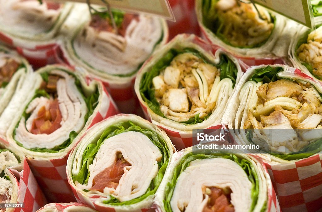 Righe di deli wrap panini con vari ripieni - Foto stock royalty-free di Panino ripieno