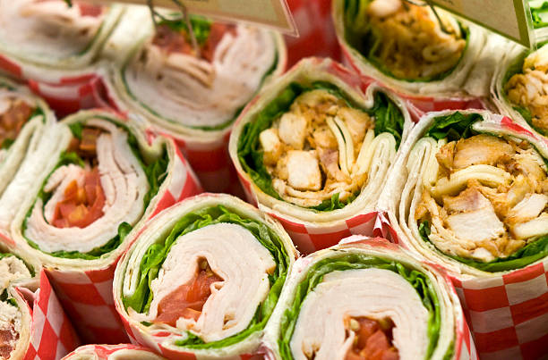 fileiras de delicatessen wrap vários sanduíches com recheios - portion turkey sandwich close up - fotografias e filmes do acervo