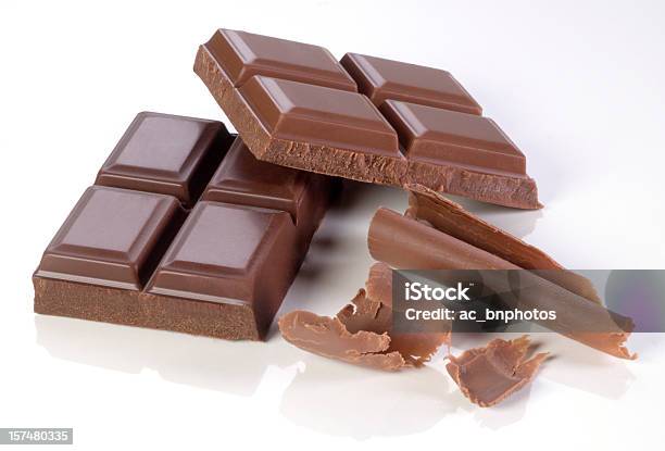 Кусочками Шоколада — стоковые фотографии и другие картинки Белый фон - Белый фон, Молочный шоколад, Шоколадный завиток