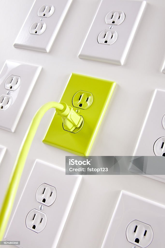 Conectores eléctricos de pared blanco con una salida de cable y verde - Foto de stock de EE.UU. libre de derechos