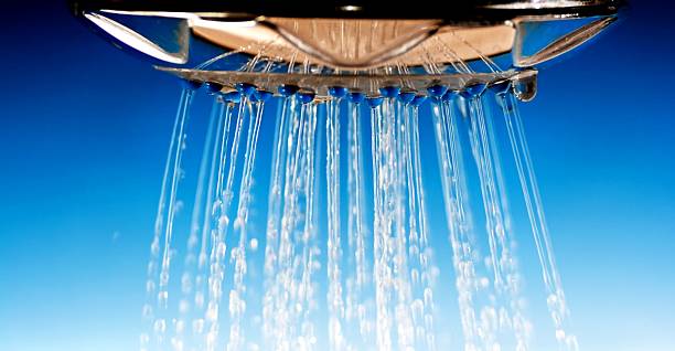 青色の背景に、爽やかなシャワー - shower falling water water heat ストックフォトと画像