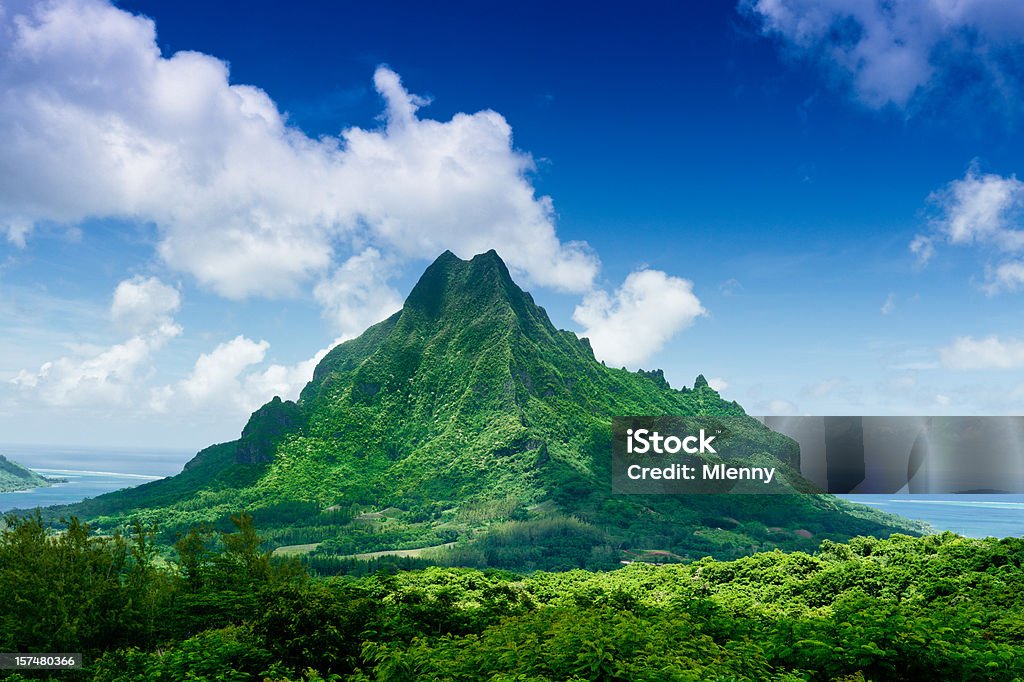 Monte Roto Nui montagne vulcaniche dell'isola di Moorea - Foto stock royalty-free di Montagna