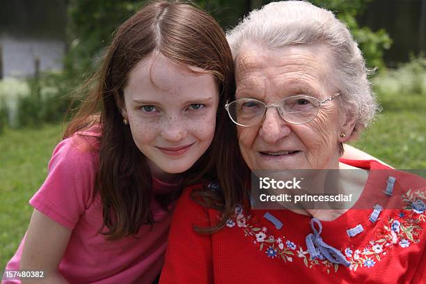 Mädchen Und Ihr Großartiges Oma Stockfoto und mehr Bilder von Mädchen - Mädchen, Sommersprosse, 65-69 Jahre