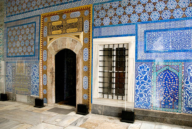 otomana de diseño - palacio de topkapi fotografías e imágenes de stock