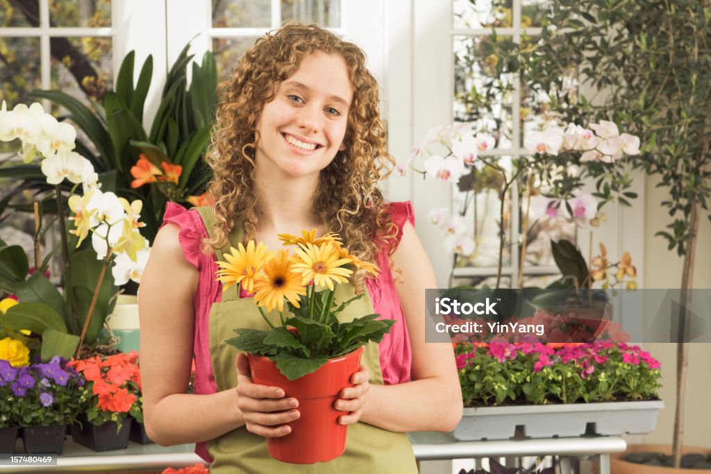 Small Business — mujer joven trabajador, florería, tienda propietario en flor - Foto de stock de 20 a 29 años libre de derechos