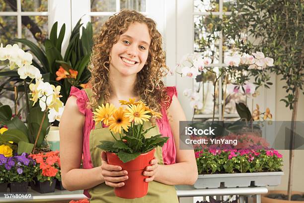 Small Business Mujer Joven Trabajador Florería Tienda Propietario En Flor Foto de stock y más banco de imágenes de 20 a 29 años