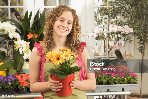 Pequenas Empresasjovem Mulher Florista Trabalhador Dono De Loja De Flores - Fotografias de stock e mais imagens de 20-29 Anos