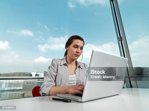 Photo libre de droit de Femme Daffaires Professionnel Moderne banque d'images et plus d'images libres de droit de Femme d'affaires - Femme d'affaires, Travailler, A la mode