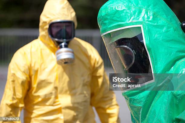 Zwei Männer In Schützende Kleidung Stockfoto und mehr Bilder von Strahlenschutzkleidung - Strahlenschutzkleidung, Epidemie, Schutzanzug