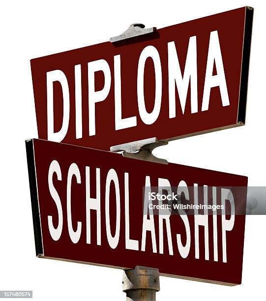 Diploma Y Scholarship Intersección Con La Señal Objetivos De Educación Foto de stock y más banco de imágenes de Beca