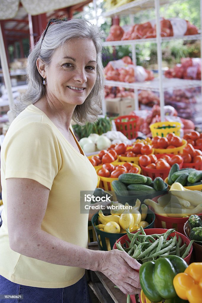 Donna acquistare verdure - Foto stock royalty-free di Donne