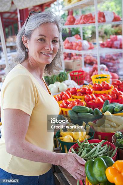 Donna Acquistare Verdure - Fotografie stock e altre immagini di Donne - Donne, Mercato di prodotti agricoli, Solo una donna