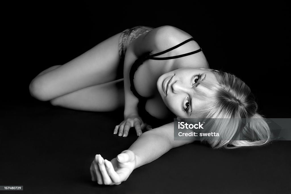 Красивая девочка на полу - Стоковые фото Чёрно-белый роялти-фри