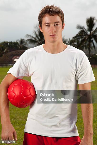 Foto de Jogador De Futebol e mais fotos de stock de Adulto - Adulto, Bola, Bola de Futebol