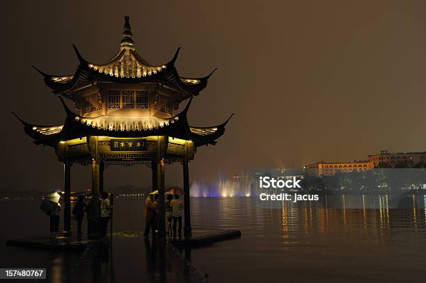 Hangzhou Przez Noc - zdjęcia stockowe i więcej obrazów Chiny - Chiny, Fontanna, Fotografika