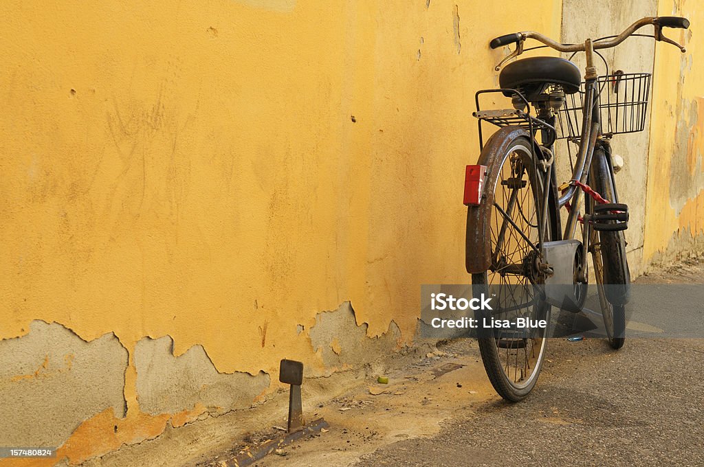 Винтажный Bycicle Leaning гранж стены Alley - Стоковые фото Двухколёсный велосипед роялти-фри