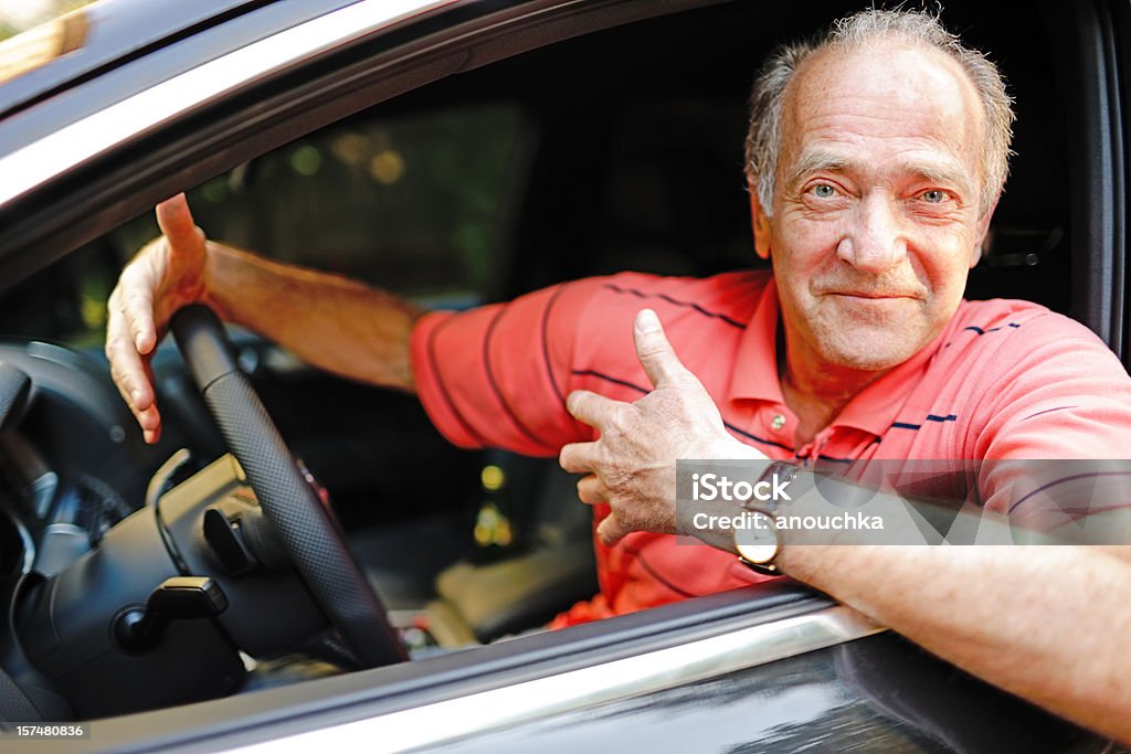 Happy Senior hombre conducir su coche - Foto de stock de 70-79 años libre de derechos