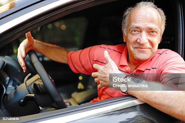 Happy Senior Hombre Conducir Su Coche Foto de stock y más banco de imágenes de 70-79 años - 70-79 años, Adulto, Alegre