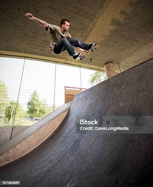 Skateboarder Im Skatepark Stockfoto und mehr Bilder von Halfpipe - Halfpipe, Skateboardfahren, Skateboard