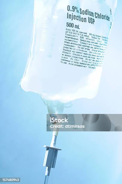 Photo libre de droit de Intravenous Iv Sac Perforé De Chlorure De Sodium Bol Alimentaire banque d'images et plus d'images libres de droit de Perfusion intraveineuse