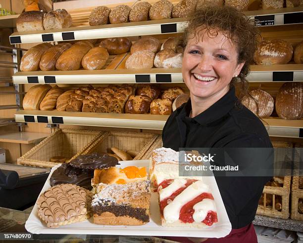 Panadería Foto de stock y más banco de imágenes de Adulto - Adulto, Alegre, Alimento