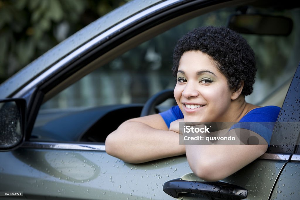 African American Teenager Lächeln in Auto Fahrersitz, Textfreiraum - Lizenzfrei Fahren Stock-Foto