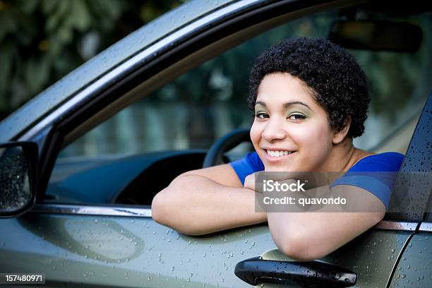 African American Teenager Lächeln In Auto Fahrersitz Textfreiraum Stockfoto und mehr Bilder von Fahren