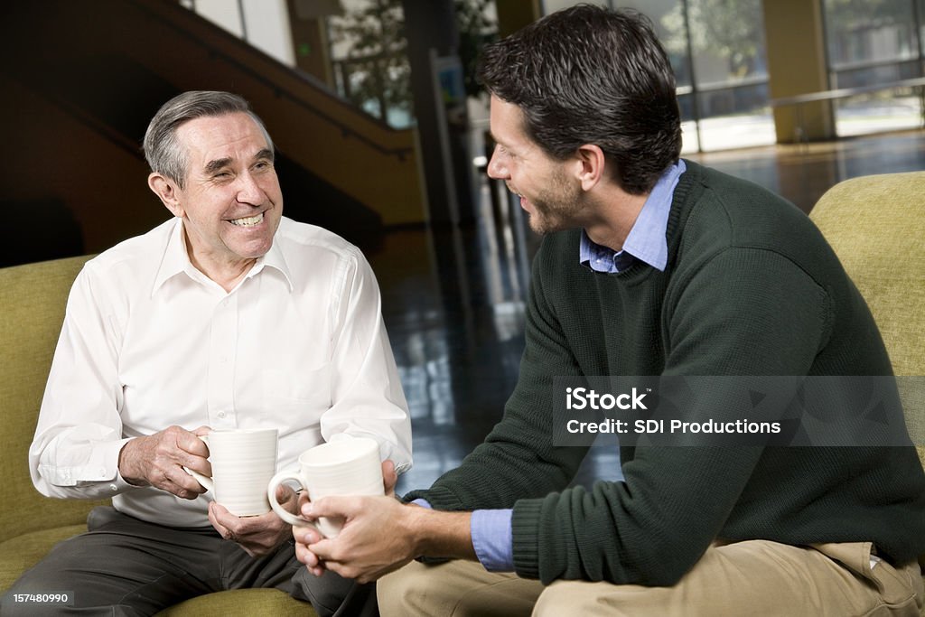 Junger Mann mit Kaffee in ein alter Freund - Lizenzfrei Bildschärfe Stock-Foto