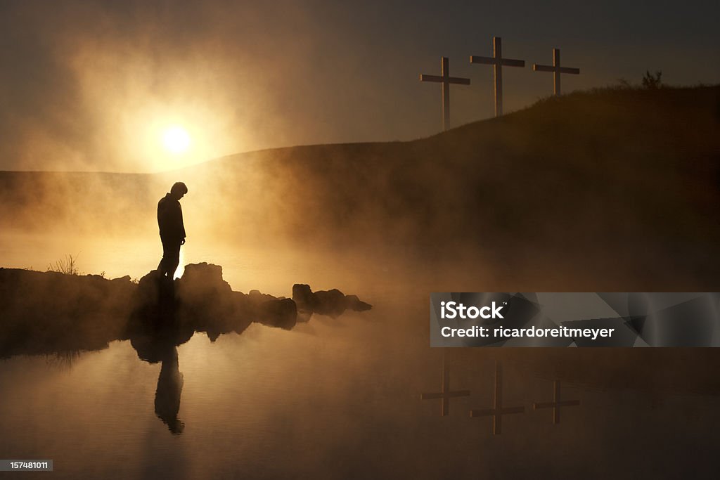 Ostern Drei Kreuze bei Sonnenaufgang über dem See mit Umrisse Person - Lizenzfrei Jesus Christus Stock-Foto