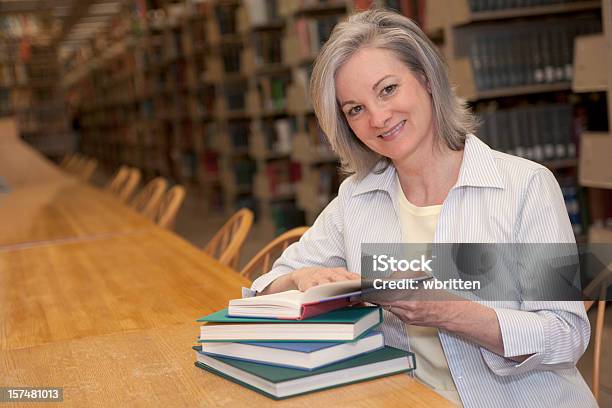 Mulher Na Biblioteca Série Xxl - Fotografias de stock e mais imagens de 45-49 anos - 45-49 anos, Adulto, Adulto de idade mediana