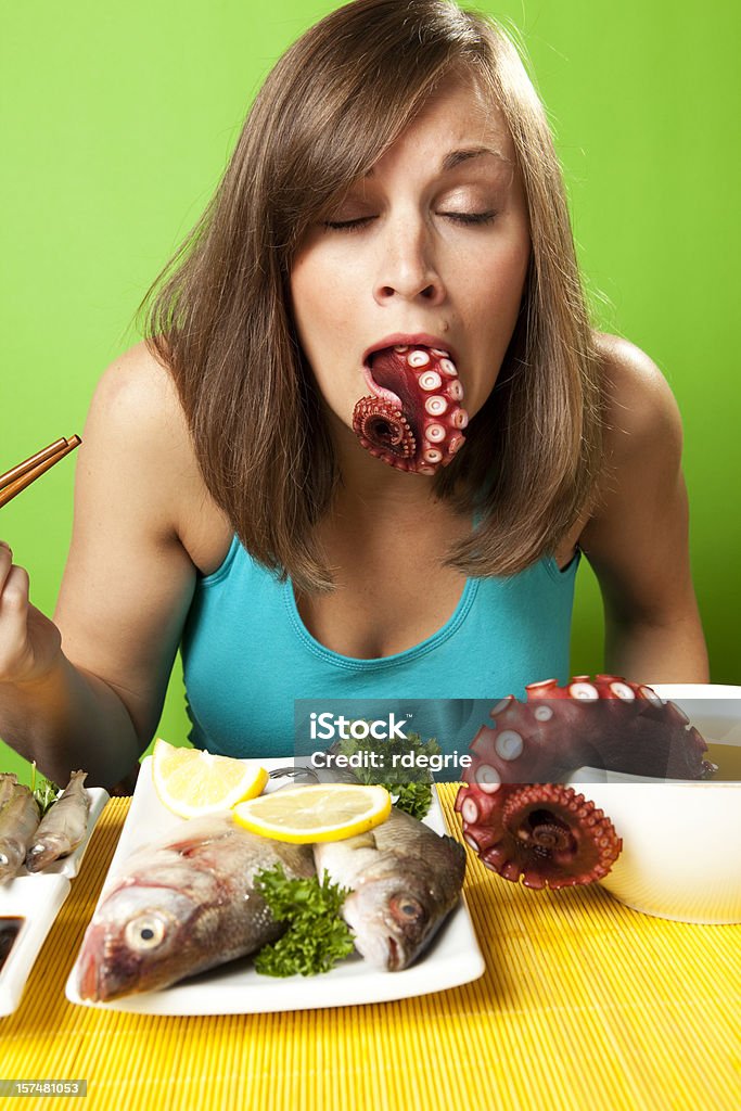 ATRAGANTAMIENTO en materia de Sushi - Foto de stock de 20 a 29 años libre de derechos