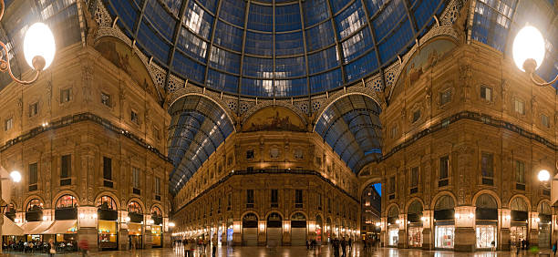 milan galleria shopping beleuchtet panorama - shopping milan italy retail shopping mall stock-fotos und bilder