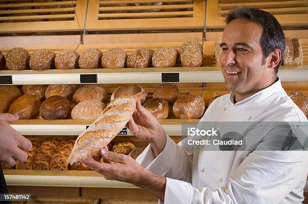 Baker Com Cacete - Fotografias de stock e mais imagens de Pão - Pão, Oferecer, Prateleira - Mobília