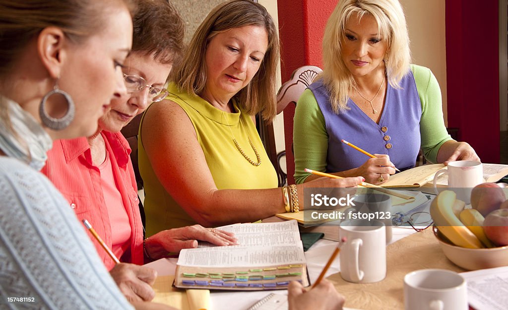 Ladies Bibel Studium am Esstisch im Hause - Lizenzfrei Akademisches Lernen Stock-Foto