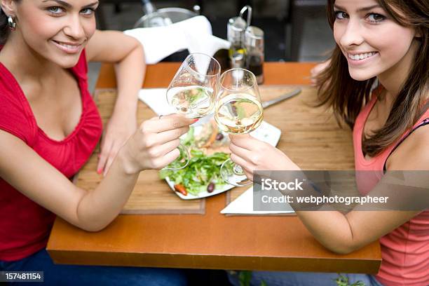 Wino Tosty - zdjęcia stockowe i więcej obrazów Alkohol - napój - Alkohol - napój, Białe wino, Ciecz