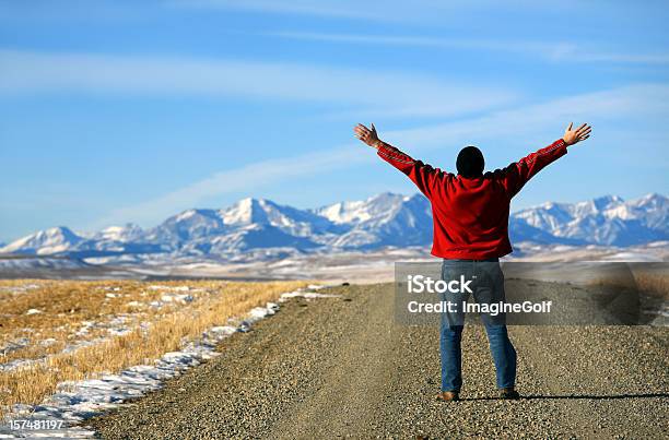 Hombre Worshipping Foto de stock y más banco de imágenes de Alegría - Alegría, Montaña, Carretera de un solo carril