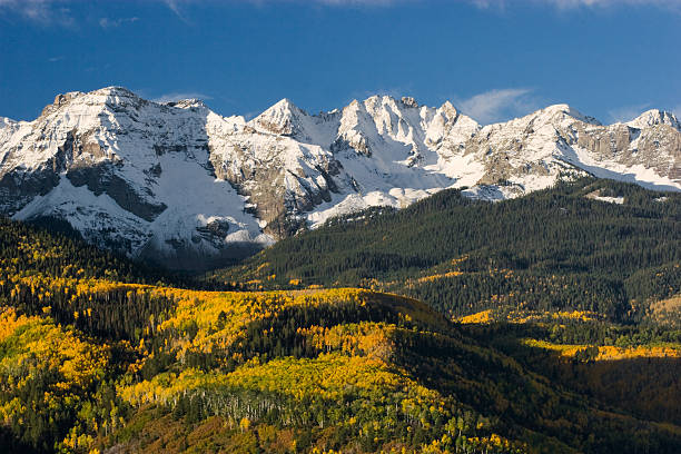 colorado picchi innevati - snowcapped mountain mountain range snow foto e immagini stock