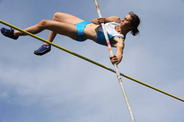 de salto con pértiga acción - salto de altura fotografías e imágenes de stock