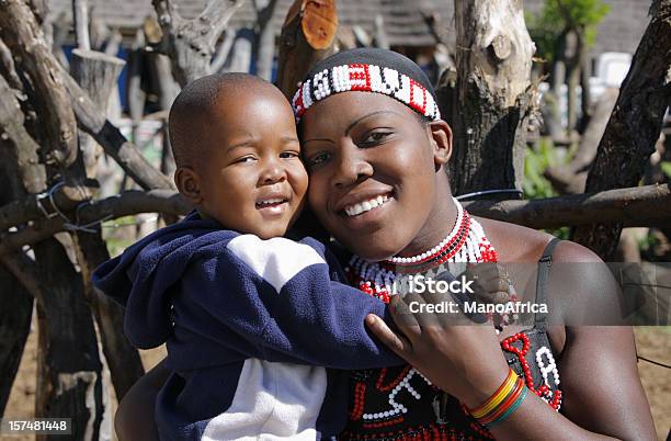 Zulù Madre Con Bambino - Fotografie stock e altre immagini di Donne - Donne, Zulù, Adulto
