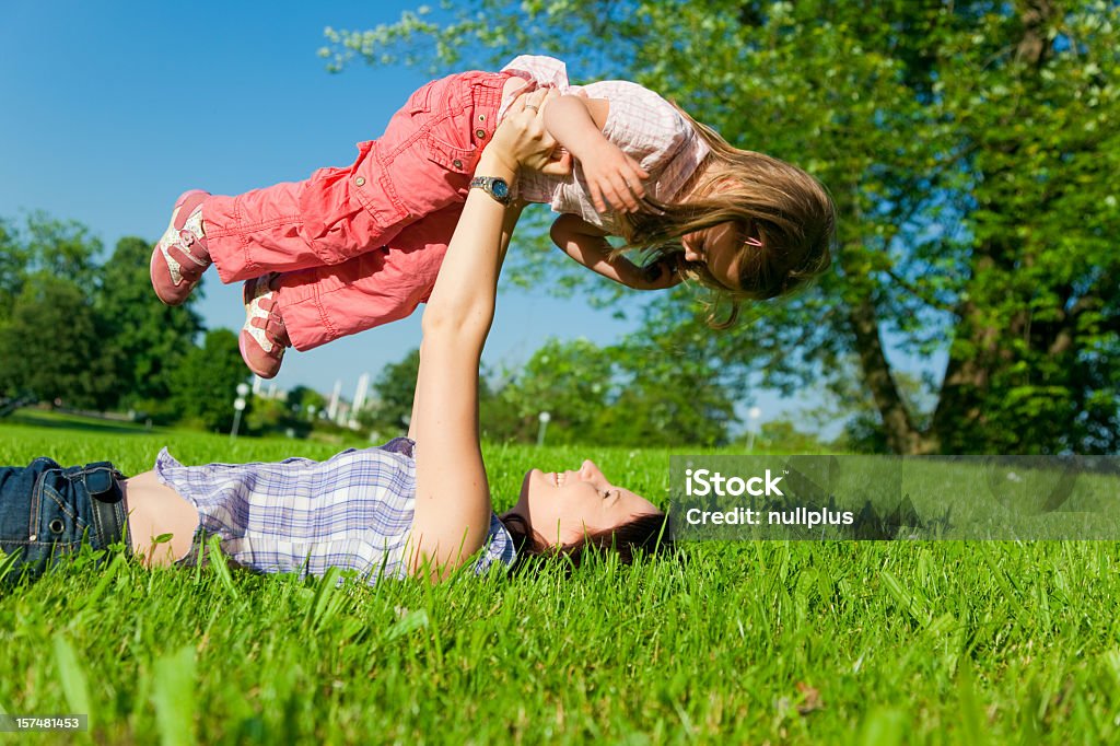 Madre e hija en el parque - Foto de stock de Abrazar libre de derechos