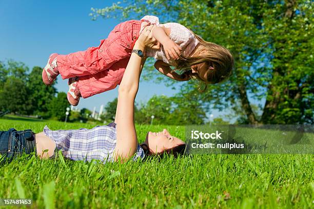 Madre E Hija En El Parque Foto de stock y más banco de imágenes de Abrazar - Abrazar, Acostado, Adulto