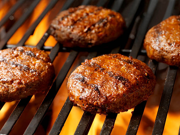 hambúrgueres no churrasco no hambúrguer - barbecue grill barbecue burger hamburger imagens e fotografias de stock