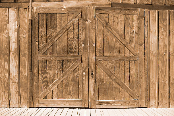 grange en bois portes - barn door photos et images de collection